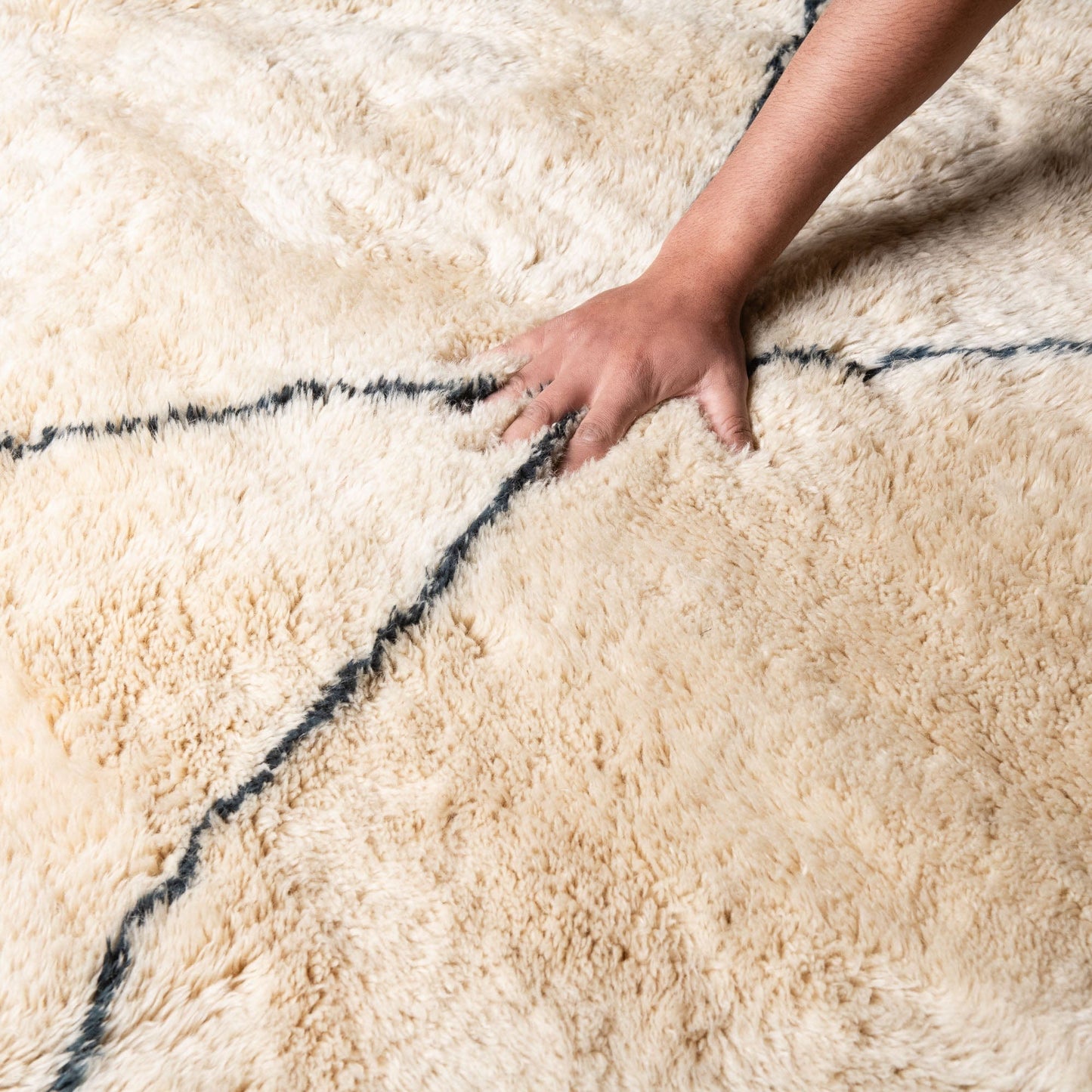 Benisouk mrirt rug Nola - Luxury Shag Moroccan Rug 8x9.9 ft | 245x303 cm Nola - Luxury Shag Moroccan Rug 8x9.9 ft | 245x303 cm