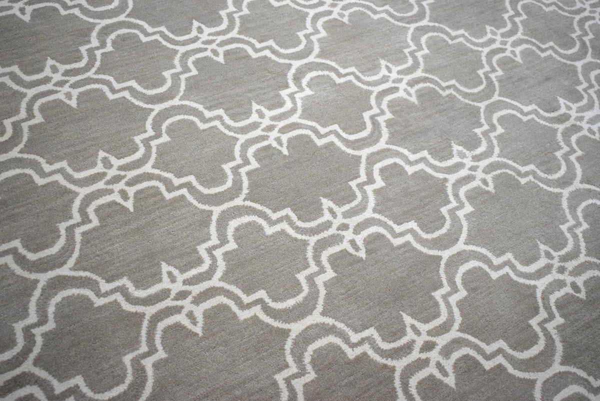 Modern Geometrical Hand Tufted Silver Wool 8x10 Area Rug.