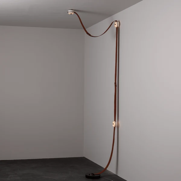 Snaps LED Floor-to-Ceiling Lamp