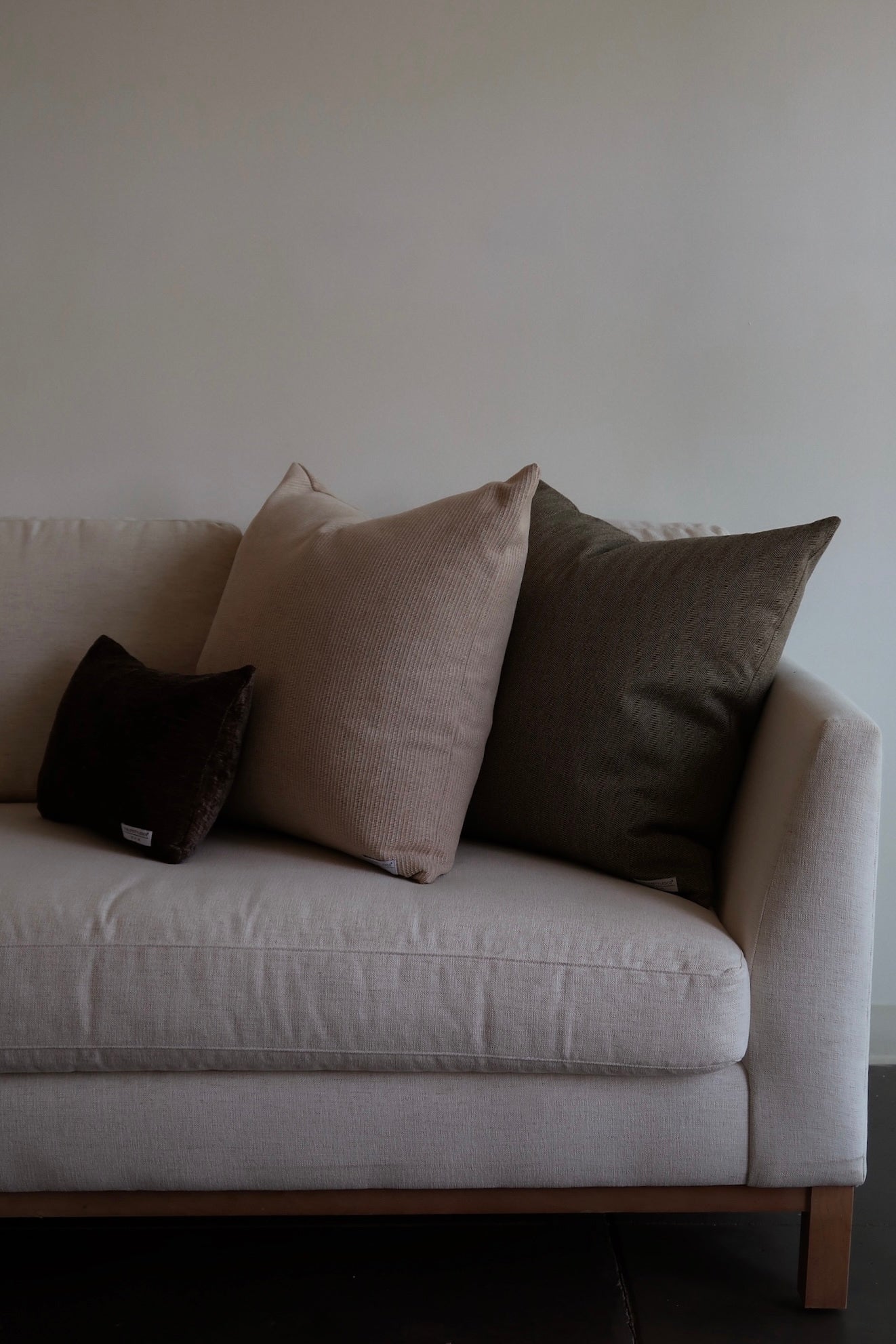 Larsen Chenille Pillow - Houndstooth - 2 Sizes