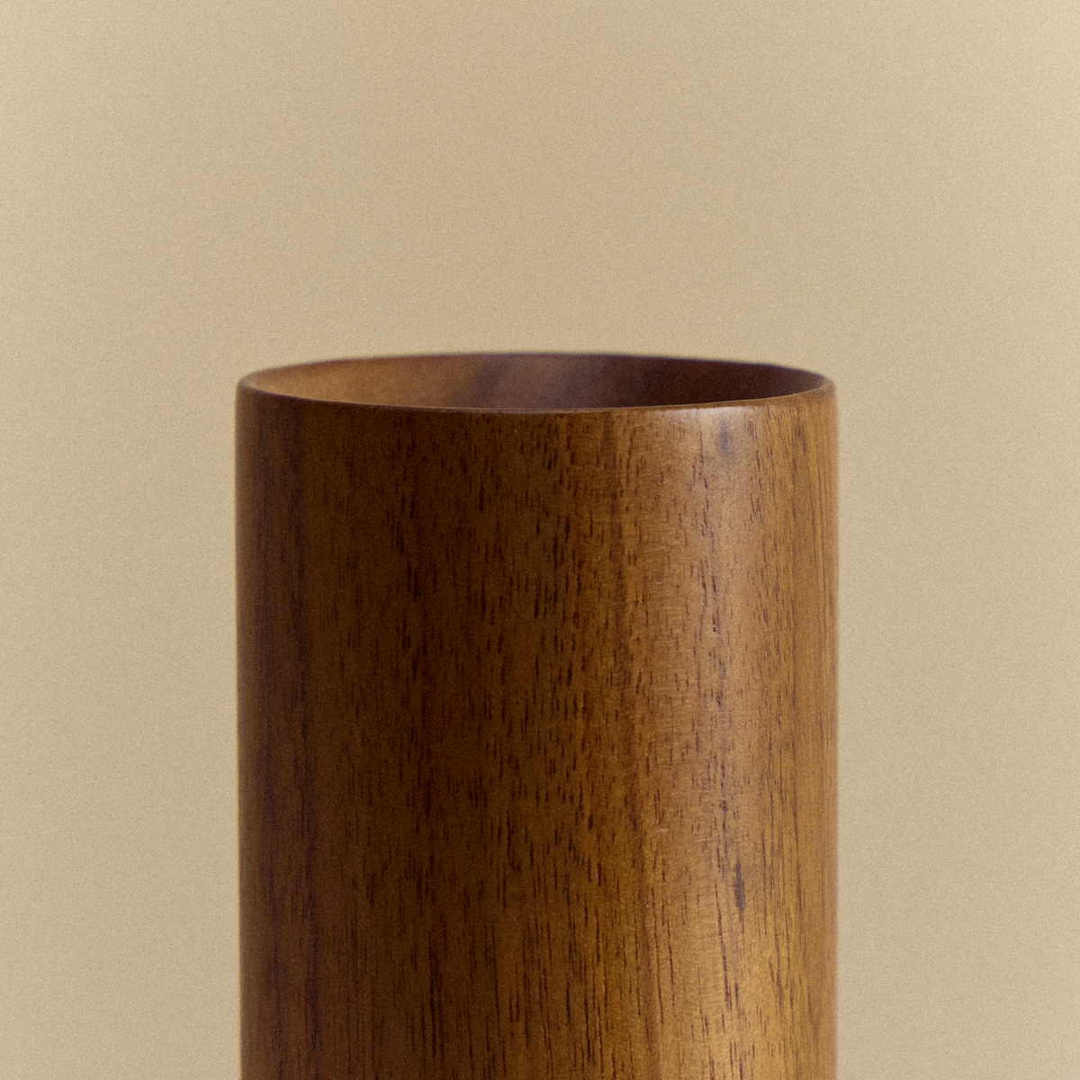 Knuckle Table Lamp in Walnut + Sphere IV.