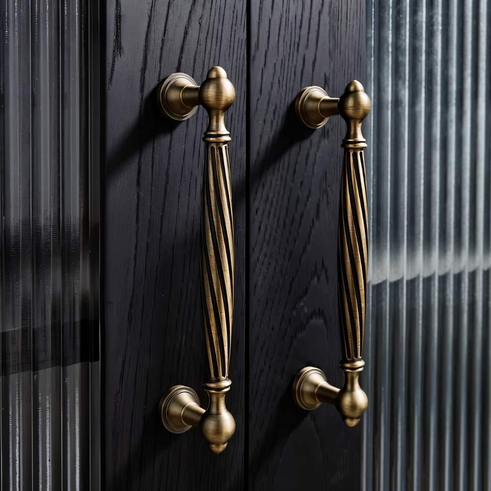 Artemis Knob And Pull Bar.