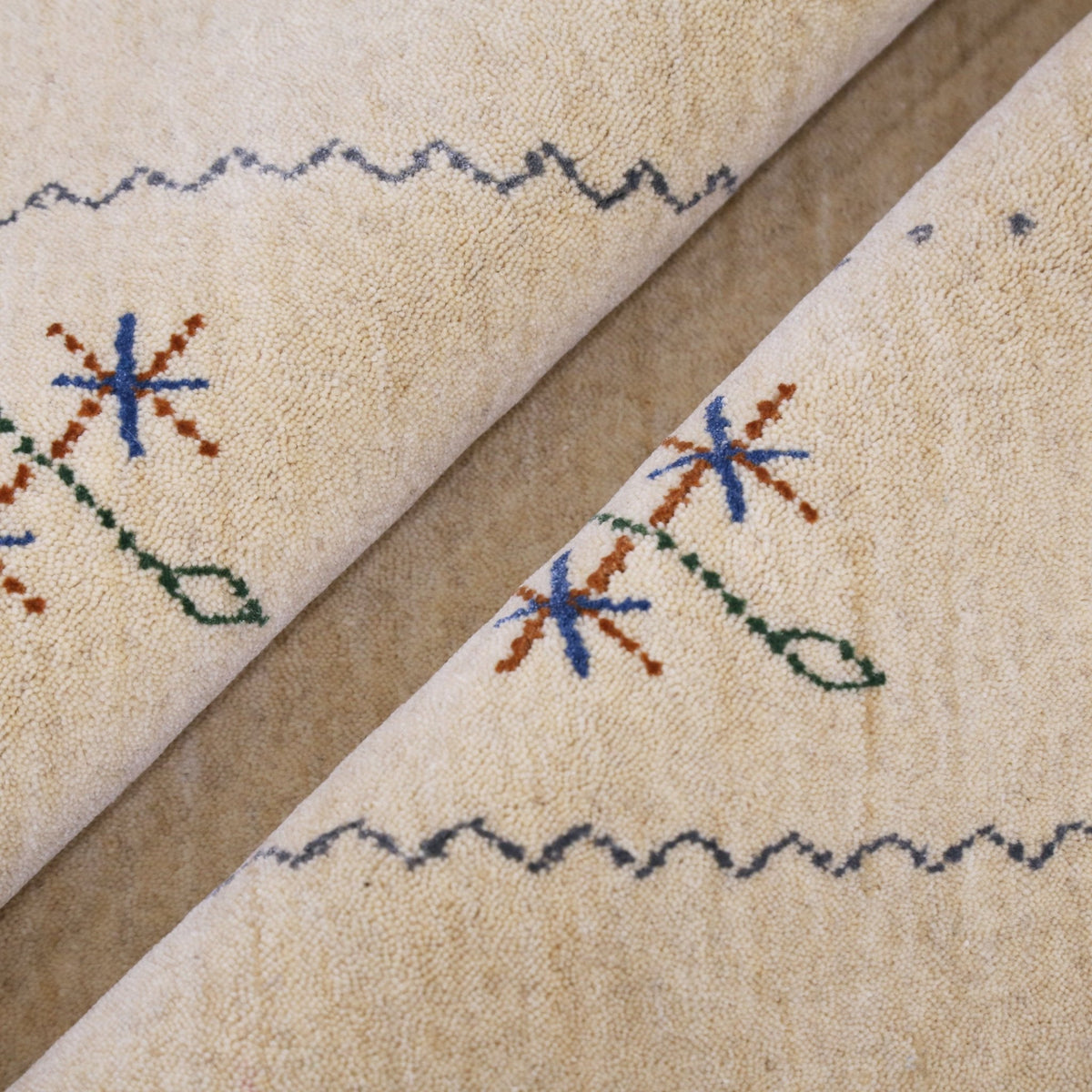 Beige Border Design Hand Loomed Wool Area Rug.