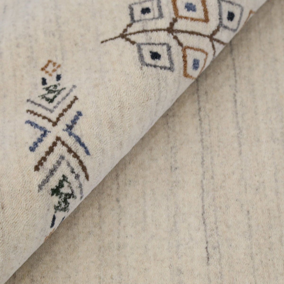 Beige Center Medallion Design Hand Loomed Wool Area Rug.