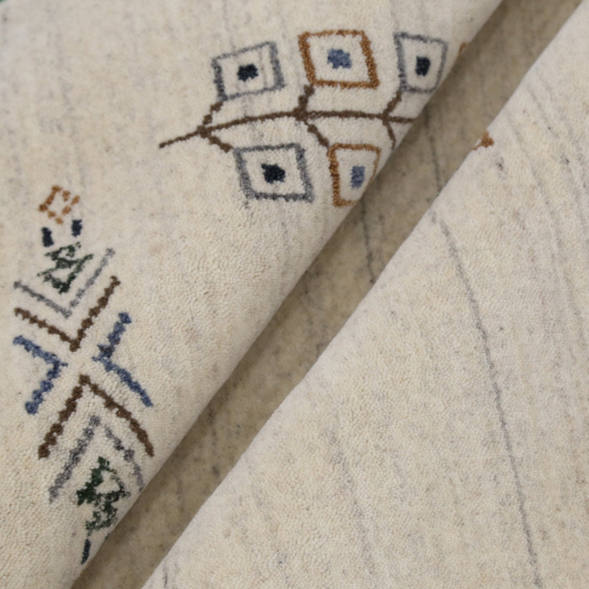 Beige Center Medallion Design Hand Loomed Wool Area Rug.