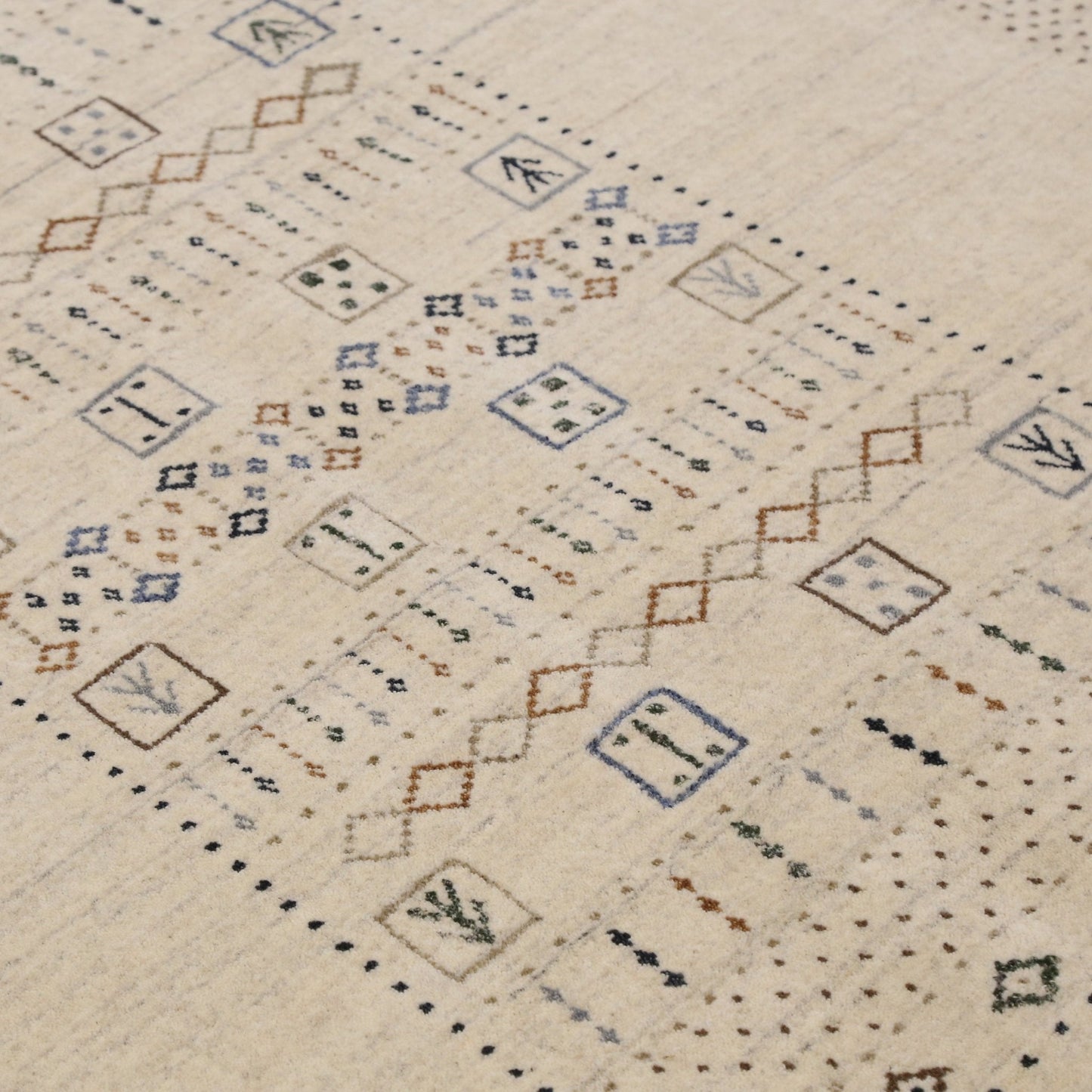 Beige Center Pattern Design Hand Loomed Wool Area Rug.