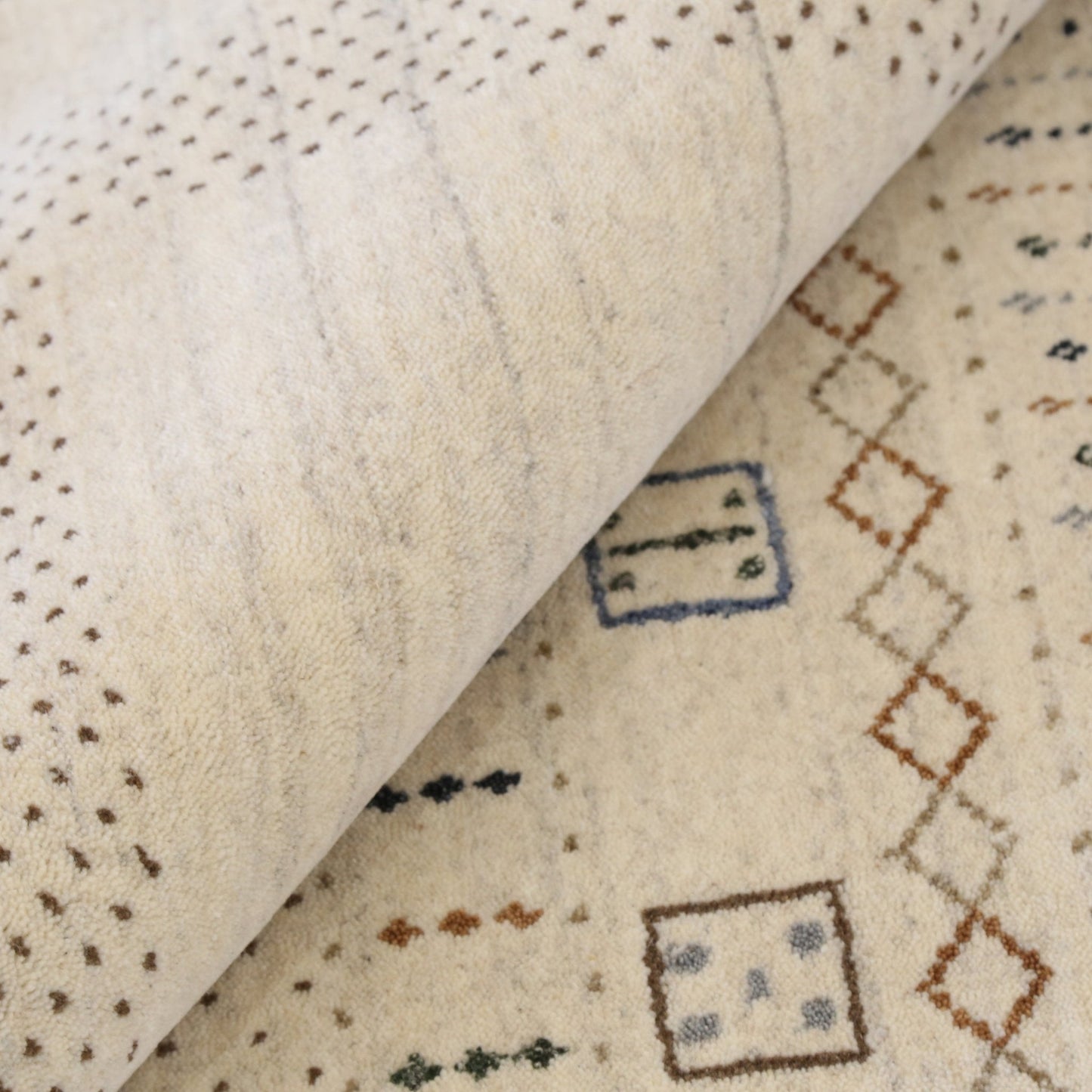 Beige Center Pattern Design Hand Loomed Wool Area Rug.