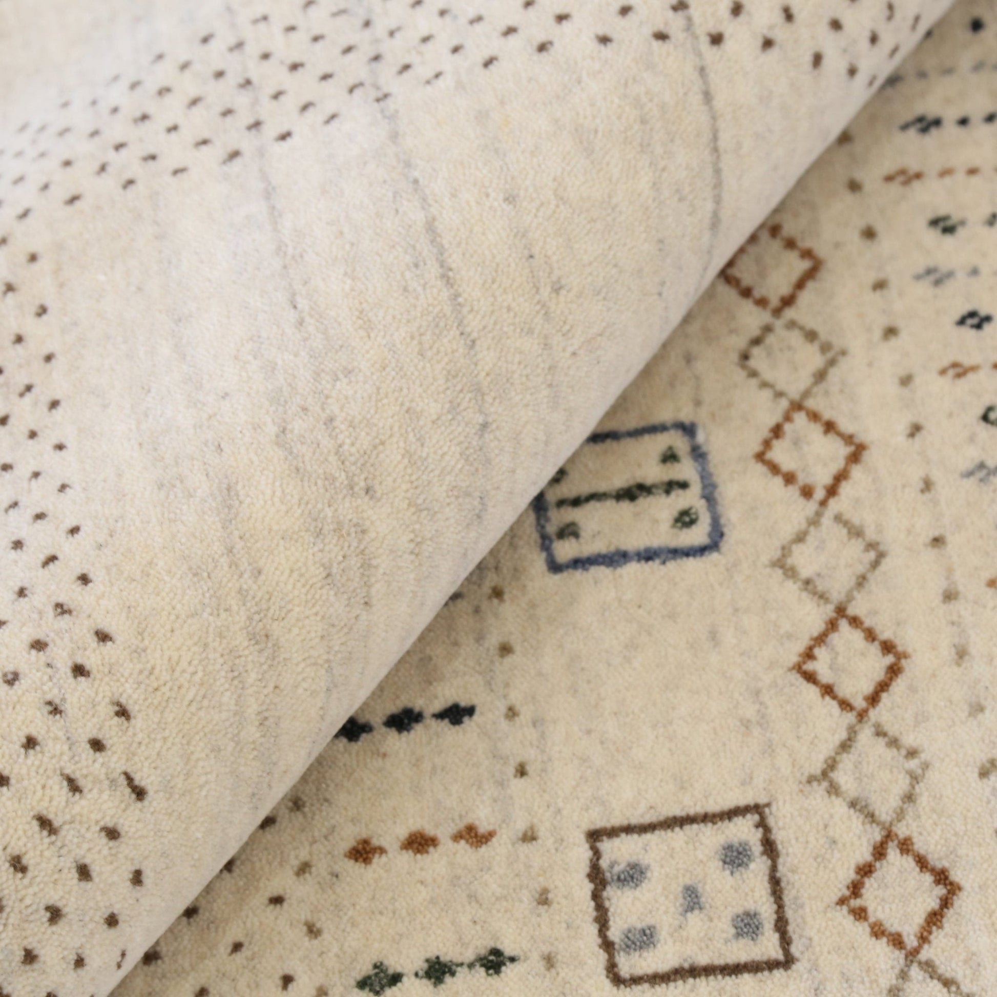 Beige Center Pattern Design Hand Loomed Wool Area Rug.