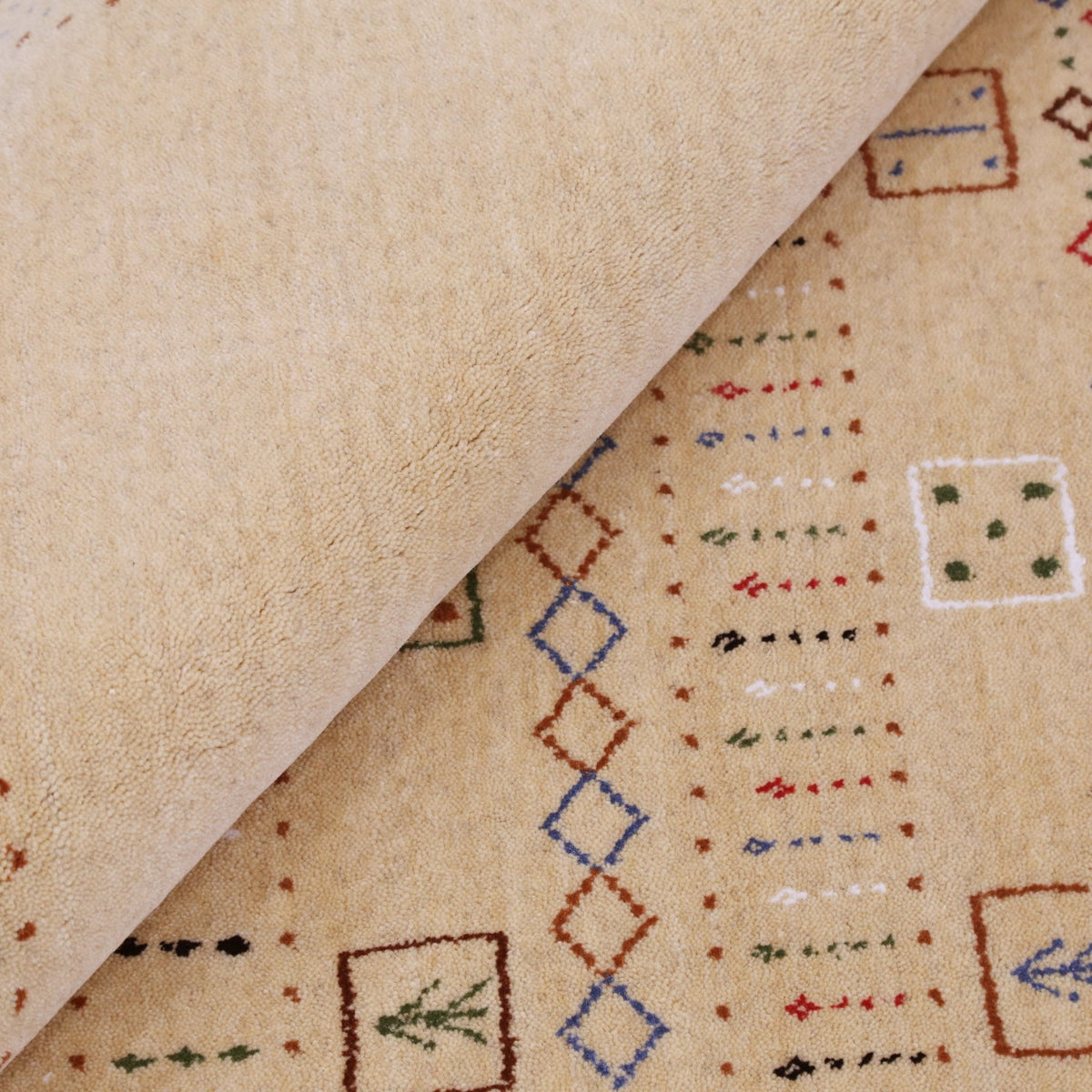 Beige Center Pattern Hand Loomed Wool Area Rug.