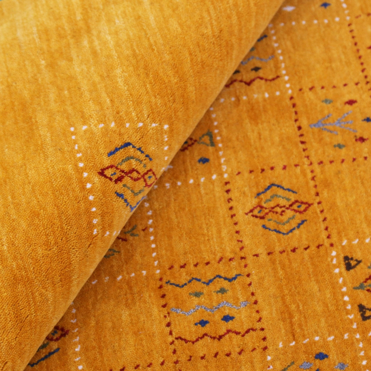 Gold Center Pattern Hand Loomed Wool Area Rug.