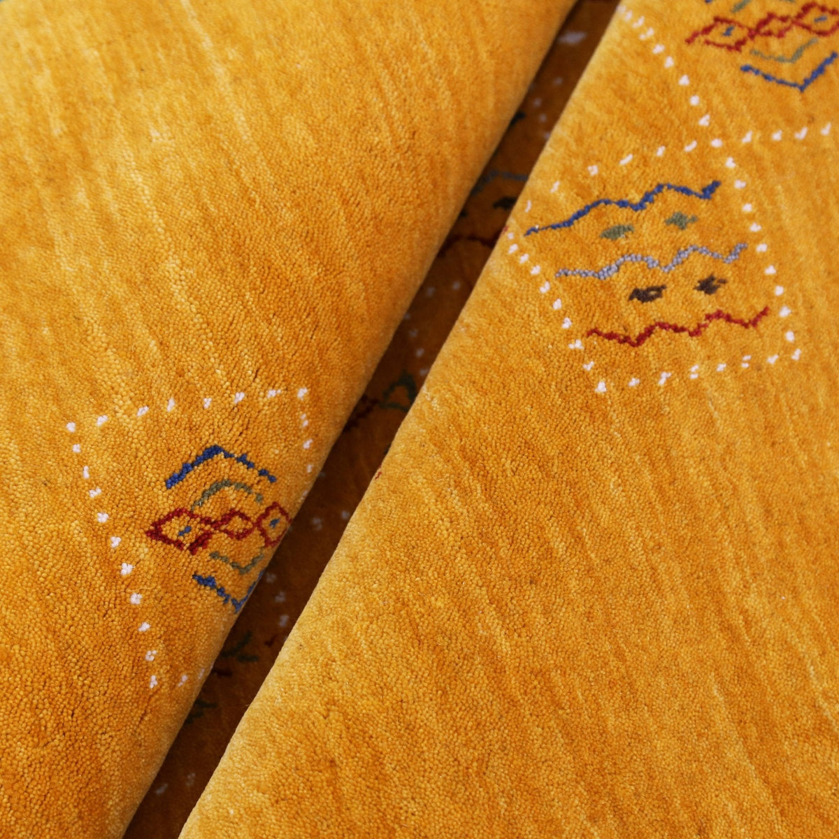 Gold Center Pattern Hand Loomed Wool Area Rug.