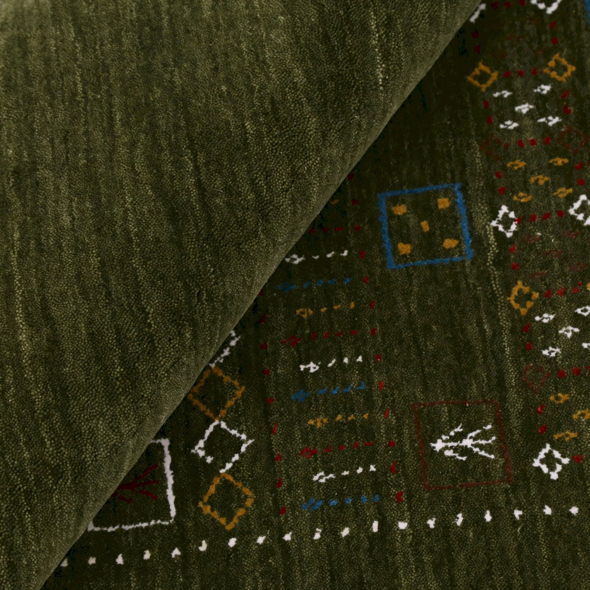 Green Tribal Center Pattern Hand Loomed Wool Area Rug.