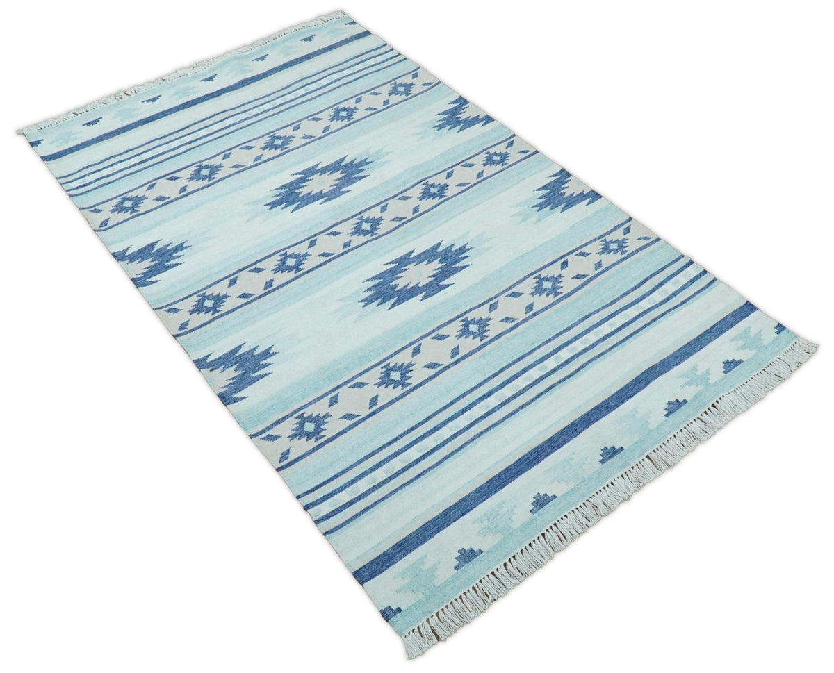 Handmade Modern Style Blue Wool Blend Dhurrie Rug.