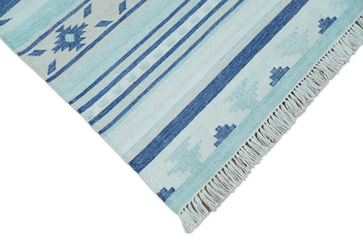 Handmade Modern Style Blue Wool Blend Dhurrie Rug.