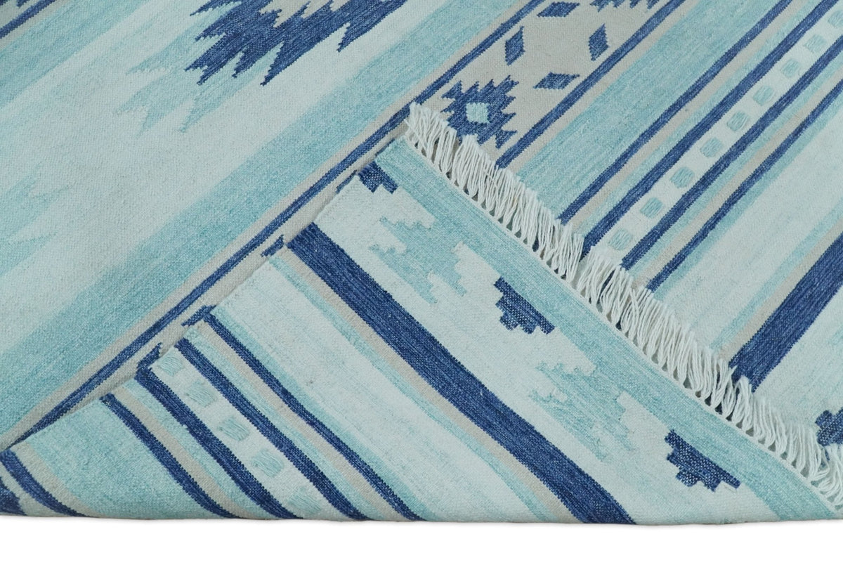 Handmade Modern Style Blue Wool Blend Dhurrie Rug.
