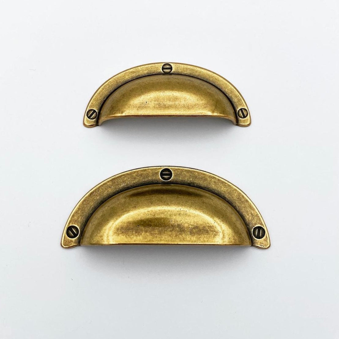 Cup Drawer Pulls "Amalfi" in Antique Brass.