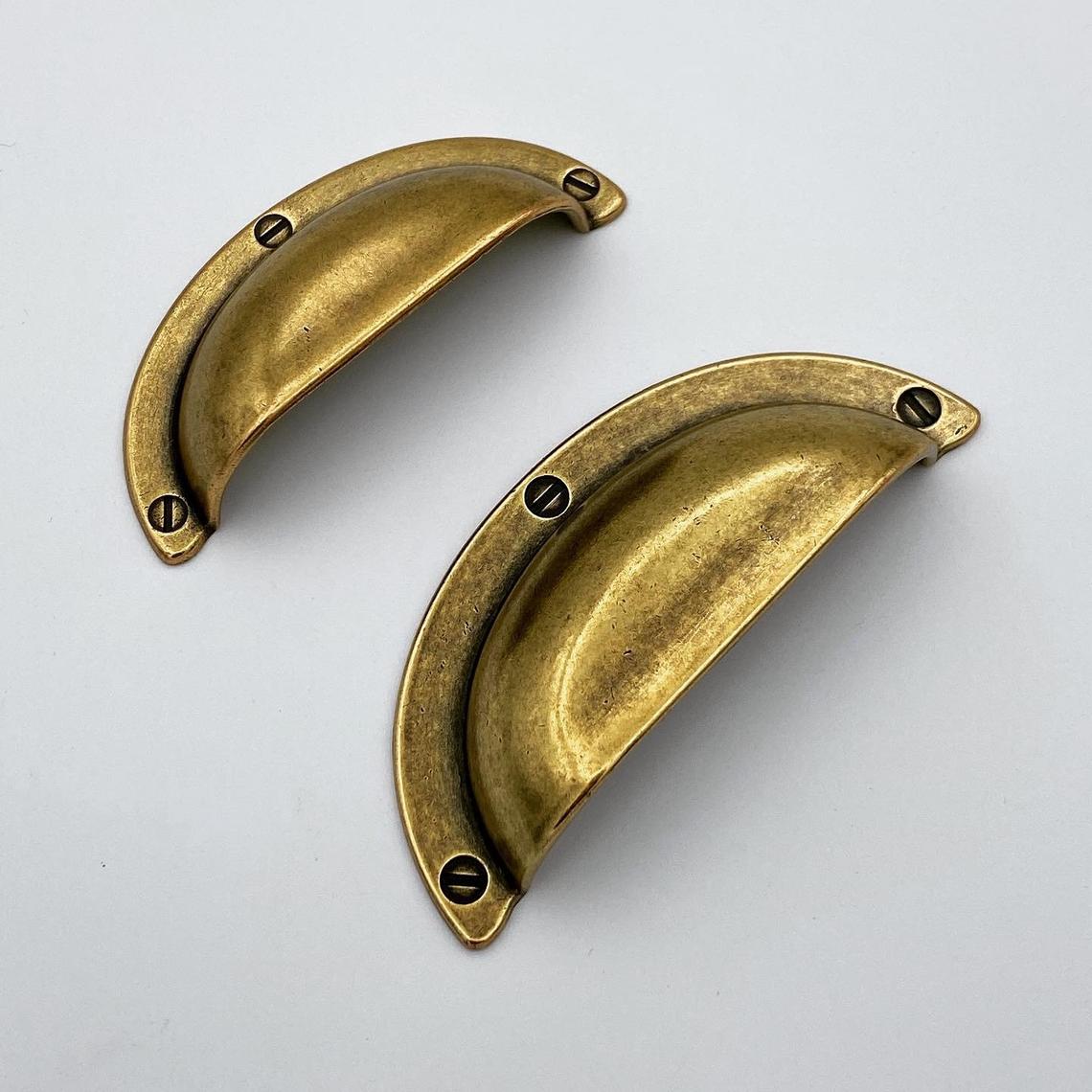 Cup Drawer Pulls "Amalfi" in Antique Brass.