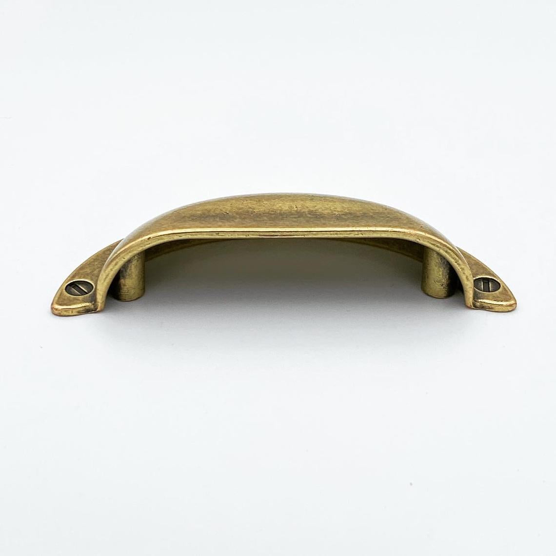 Cup Drawer Pulls "Amalfi" in Antique Brass.
