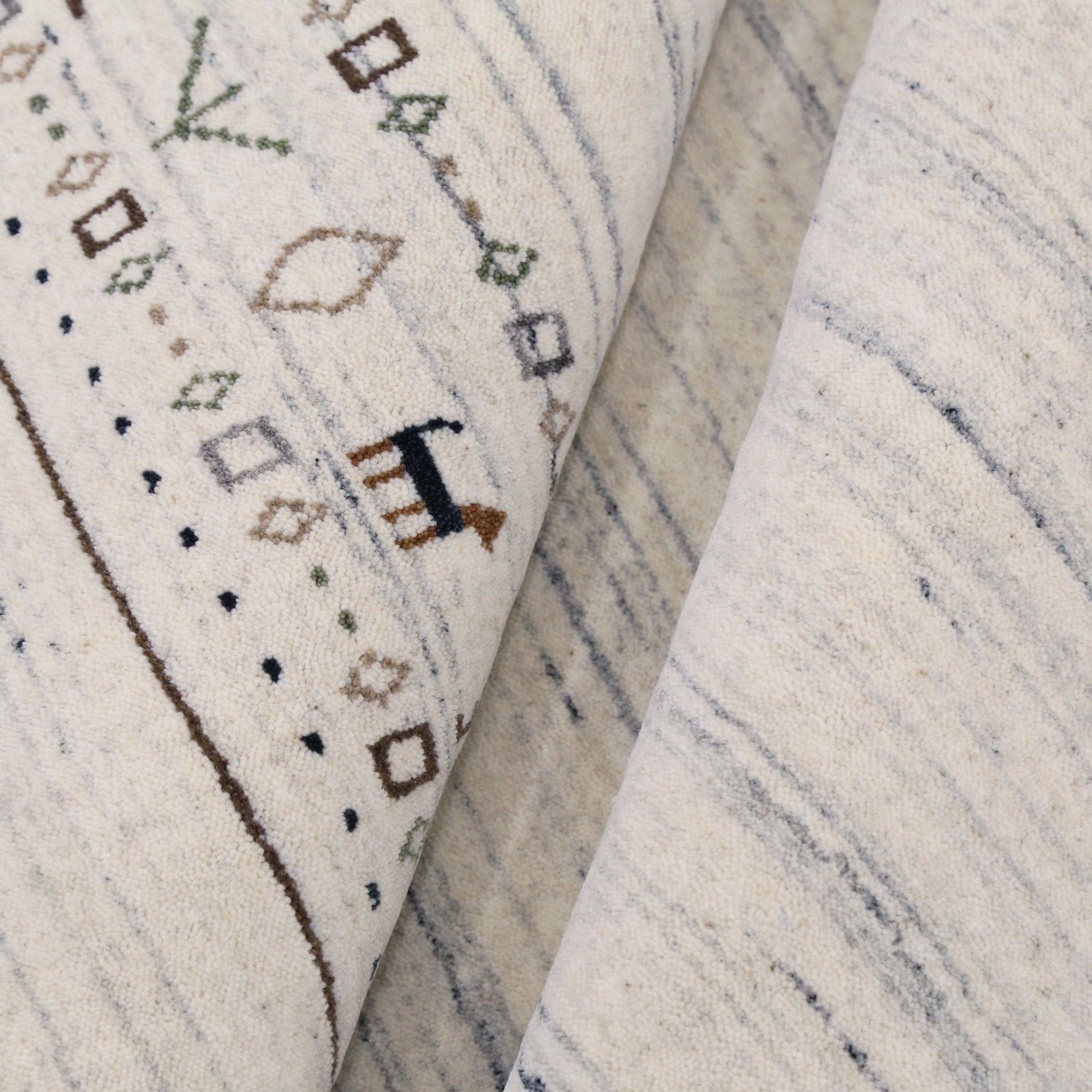 Contemporary Ivory Design Hand Loomed Wool Rug.