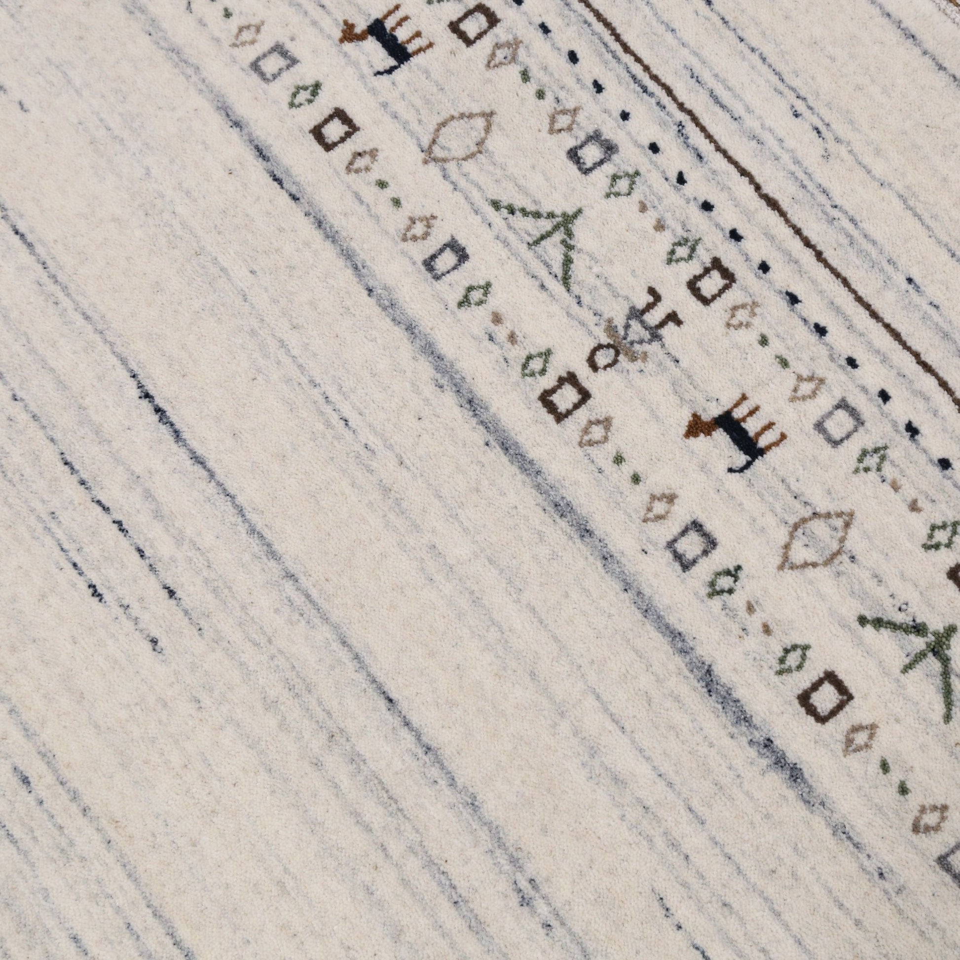 Contemporary Ivory Design Hand Loomed Wool Rug.