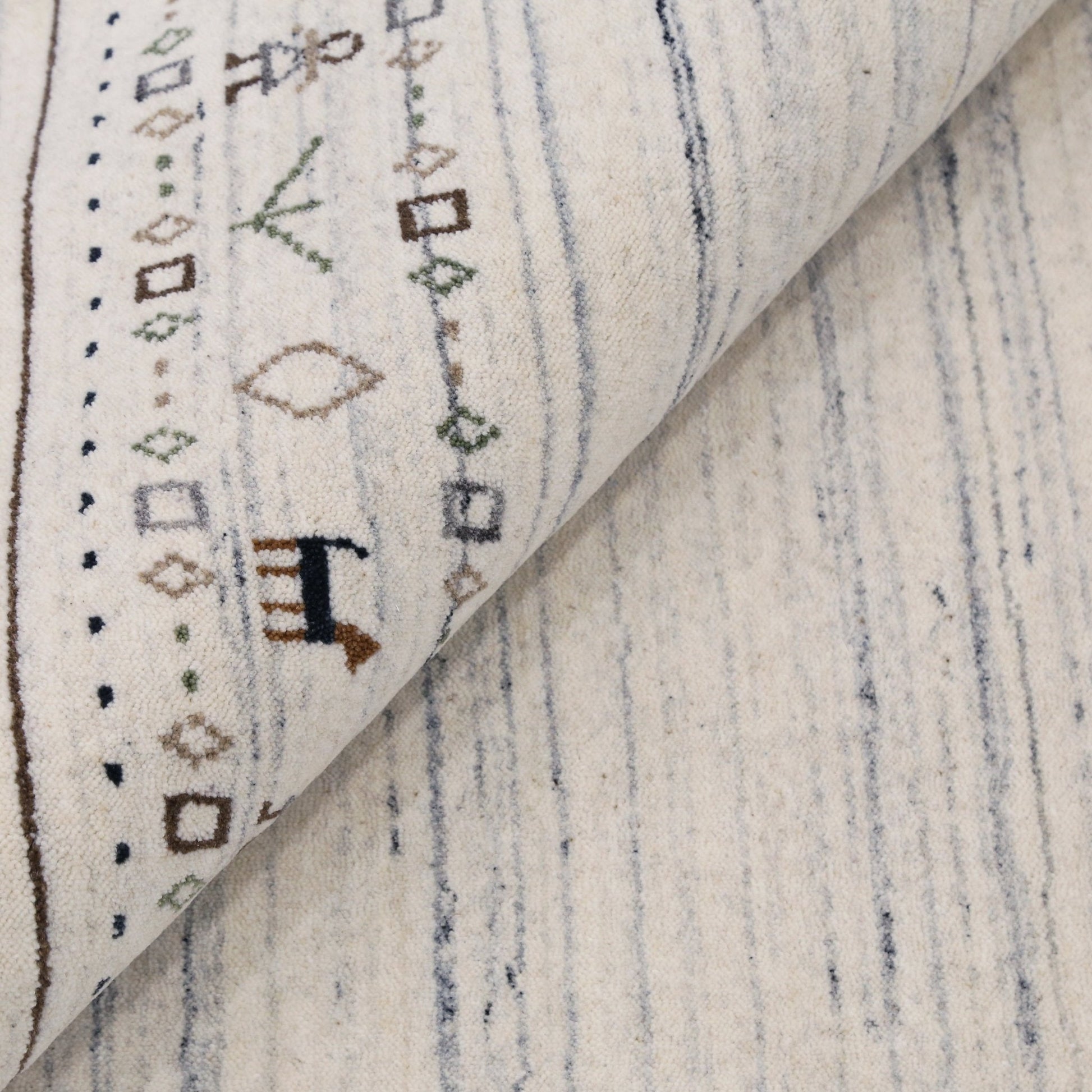 Contemporary Ivory Design Hand Loomed Wool Rug.
