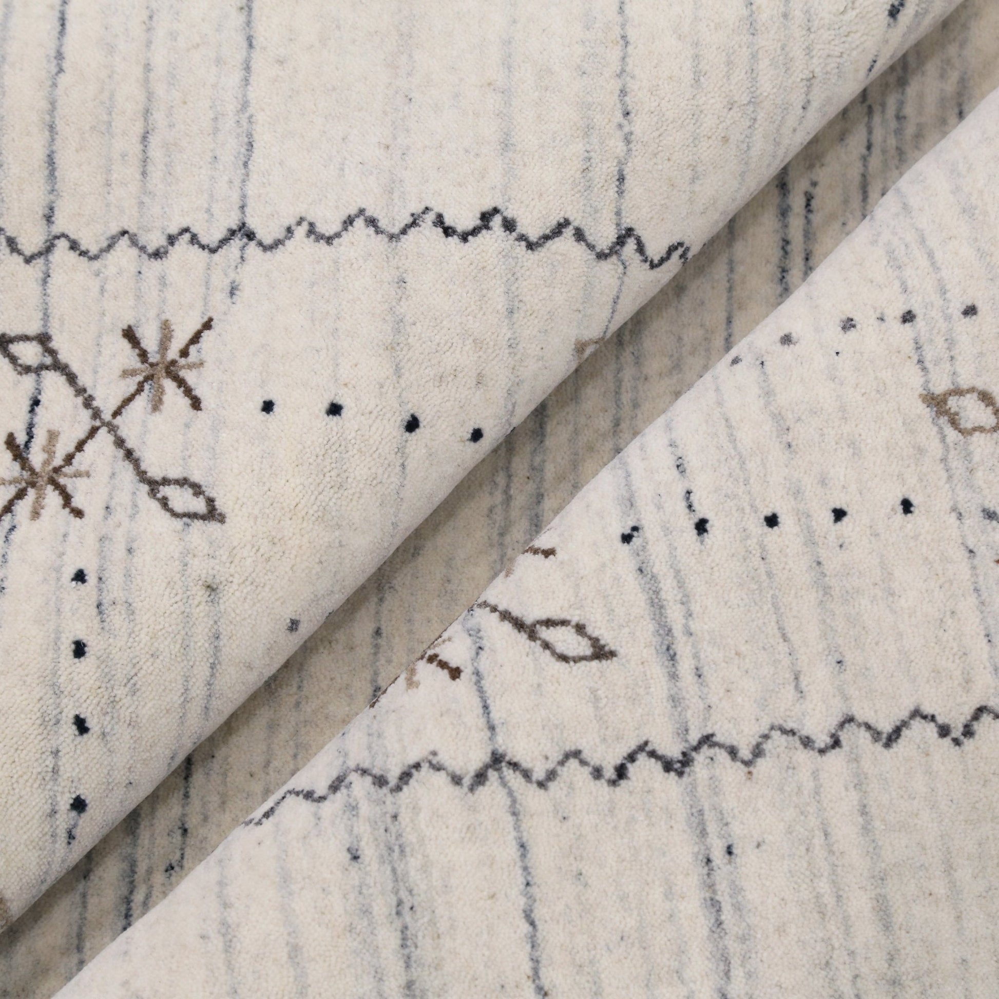 Ivory Gabbeh Border Design Hand Loomed Wool Rug.