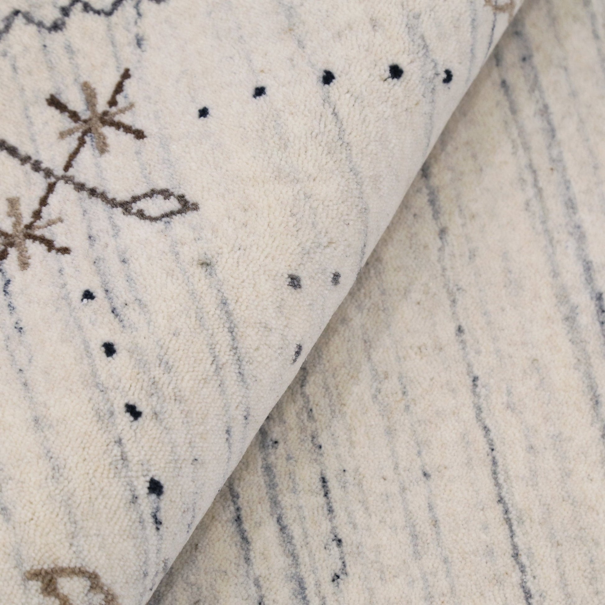 Ivory Gabbeh Border Design Hand Loomed Wool Rug.