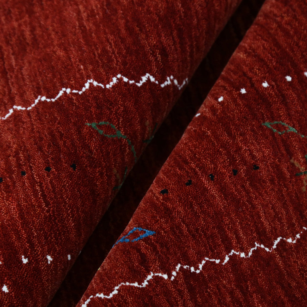 Red Gabbeh Border Design Hand Loomed Wool Area Rug.