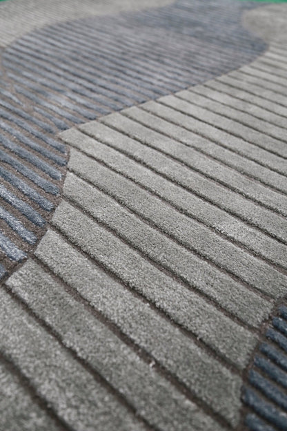 Stone Modern Gray And Silver Hand Tufted 5x7 Wool Area Rug.