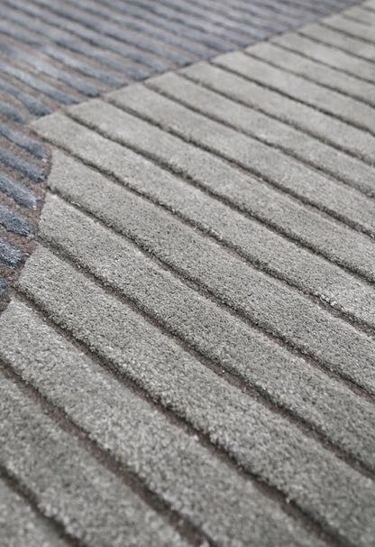 Stone Modern Gray And Silver Hand Tufted 5x7 Wool Area Rug.
