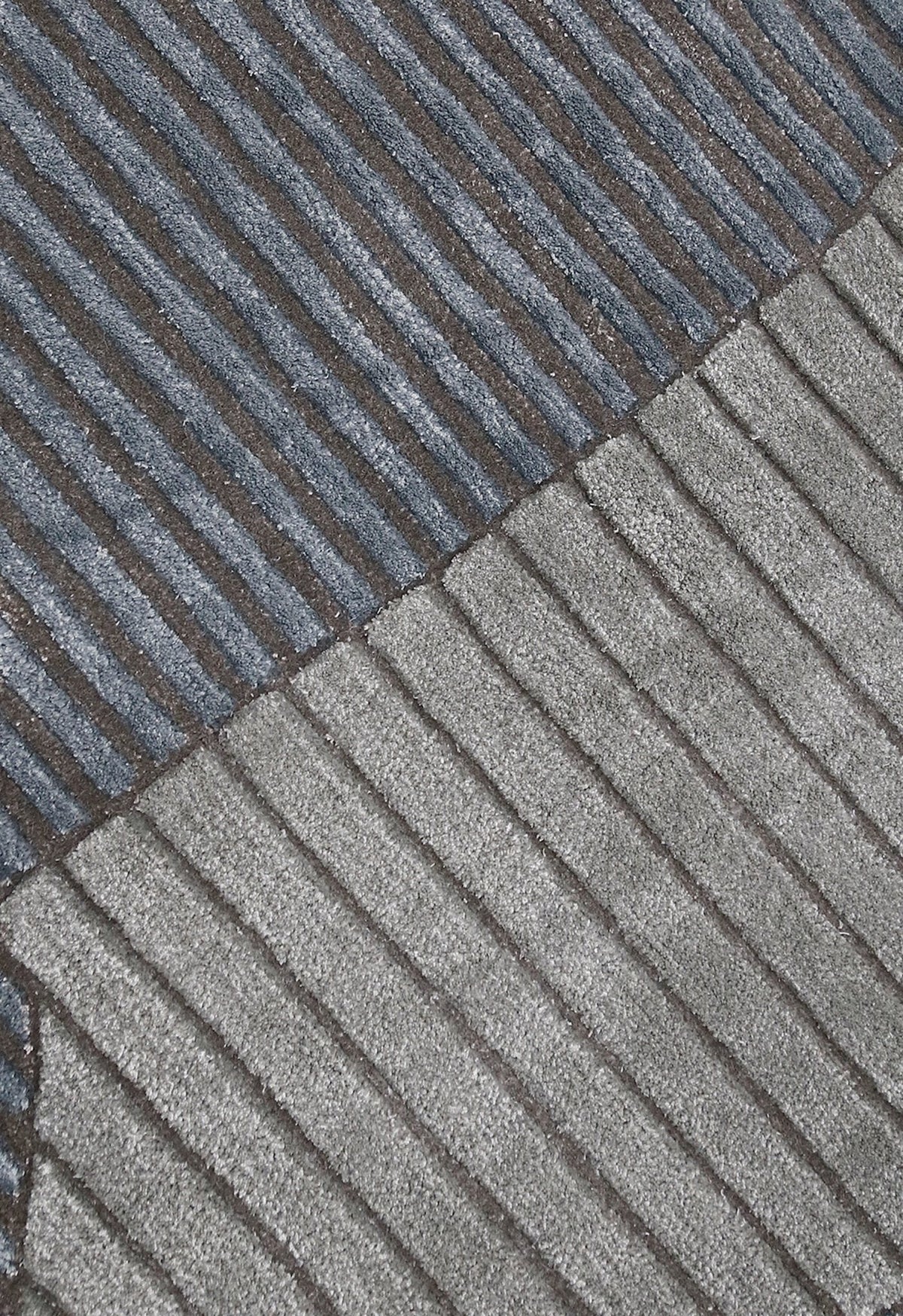 Stone Modern Gray And Silver Hand Tufted 5x7 Wool Area Rug.