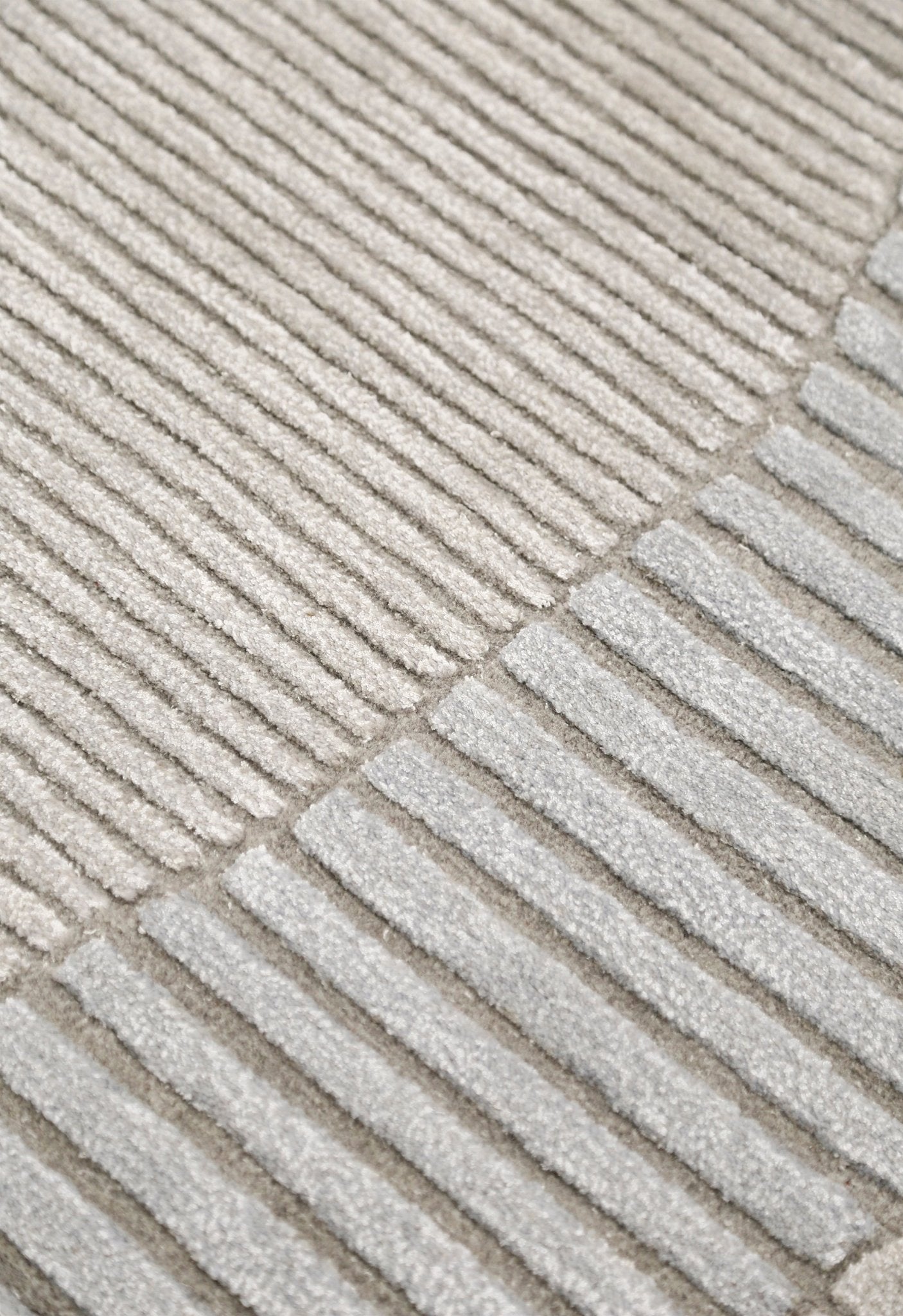 Stone Silver Modern Ripple Hand Tufted 5x7 Wool Area Rug