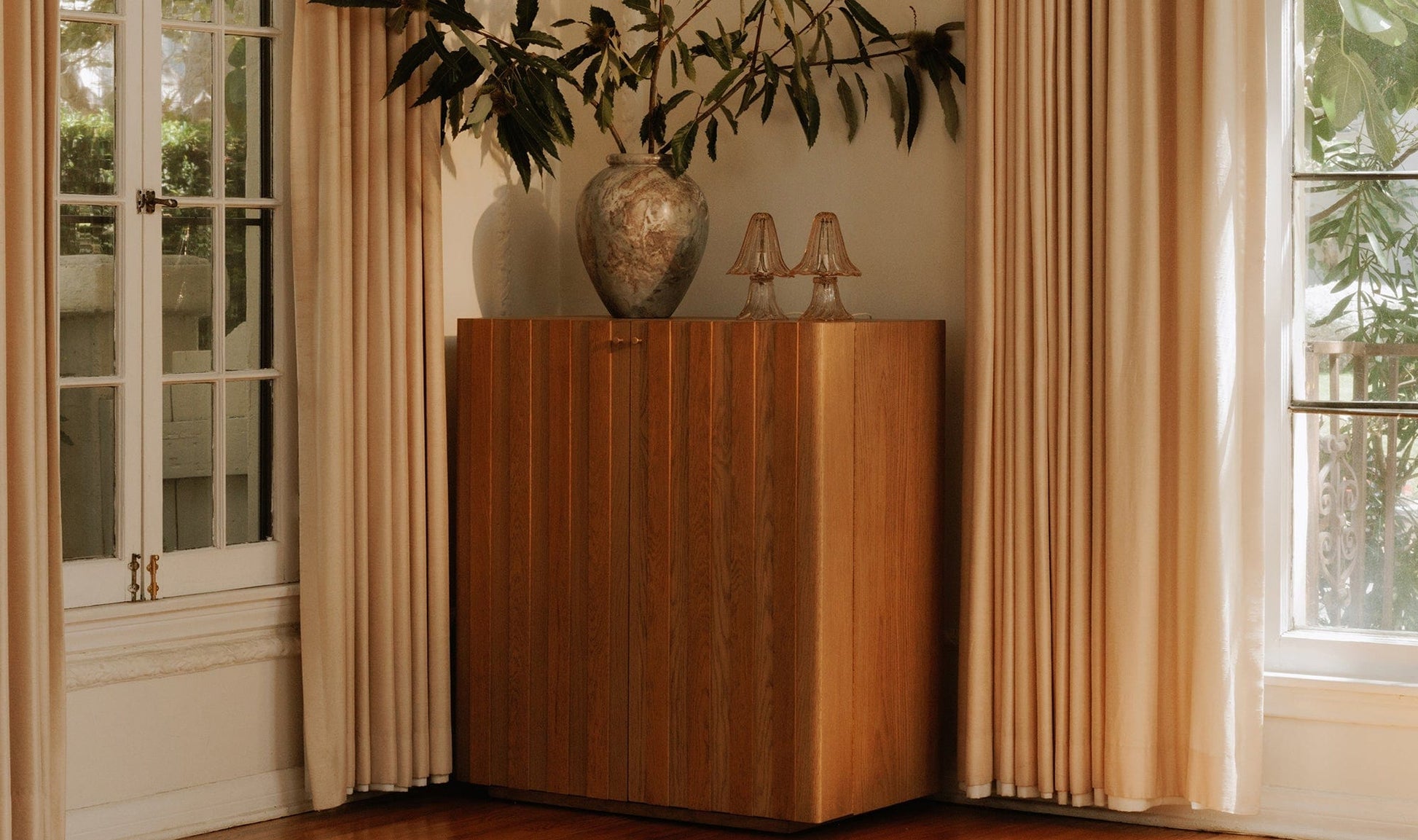 Moe's Home Collection Vermentino Bar Cabinet Oak Vermentino Bar Cabinet Oak